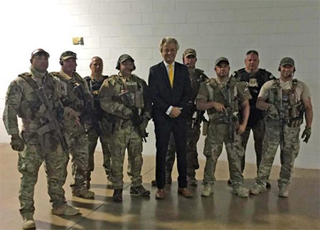 Geert Wilders posa con miembros de SWAT antes del ataque Daesh repite Charlie Hebdo en Texas